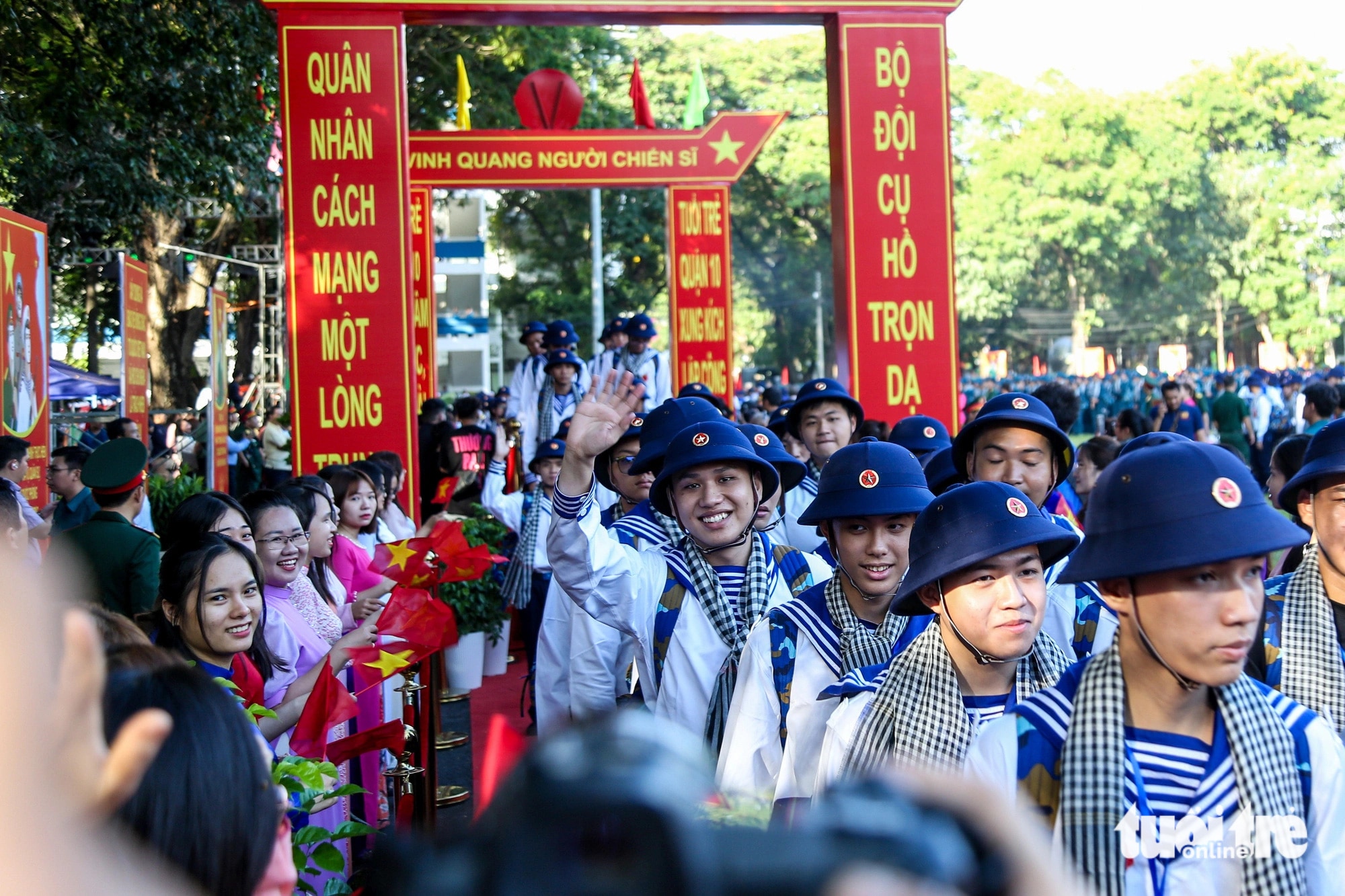 Nụ cười của tân binh khi bước qua cánh cửa vinh quang người chiến sĩ  như lời hứa với gia đình, người thân - Ảnh: PHƯƠNG QUYÊN