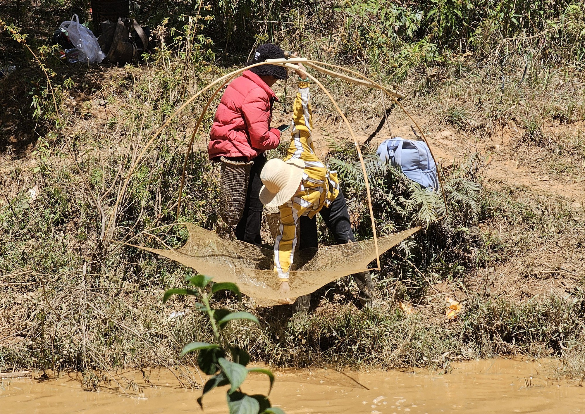 Một hồ thủy điện cao tuổi nhất Việt Nam ở Lâm Đồng, dân tình đang hô nhau bắt cá, vô số cá to 6-7kg/con- Ảnh 8.