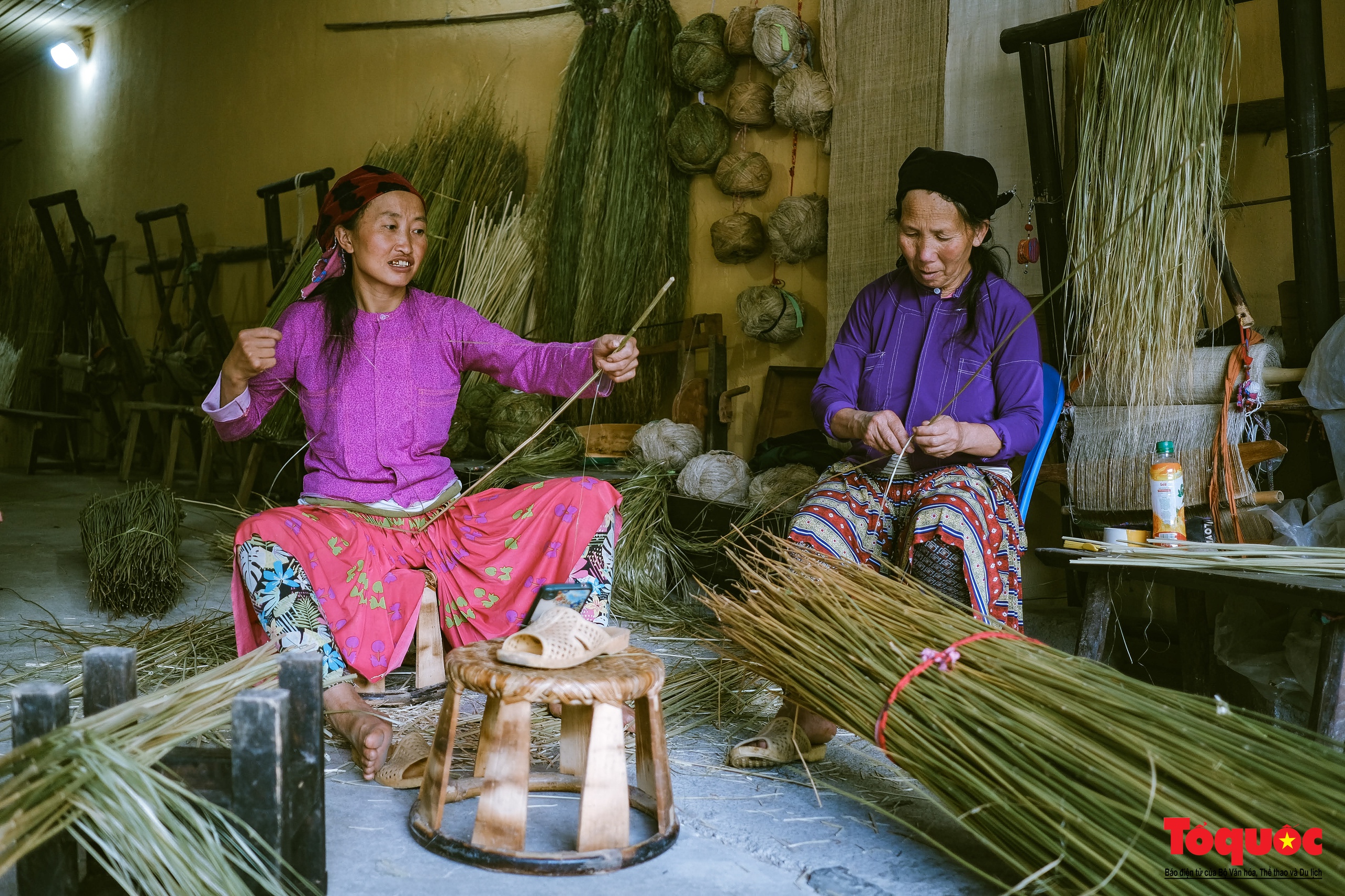 Làng dệt lanh Lùng Tám - Sắc màu rực rỡ nơi cao nguyên đá Hà Giang - Ảnh 2.