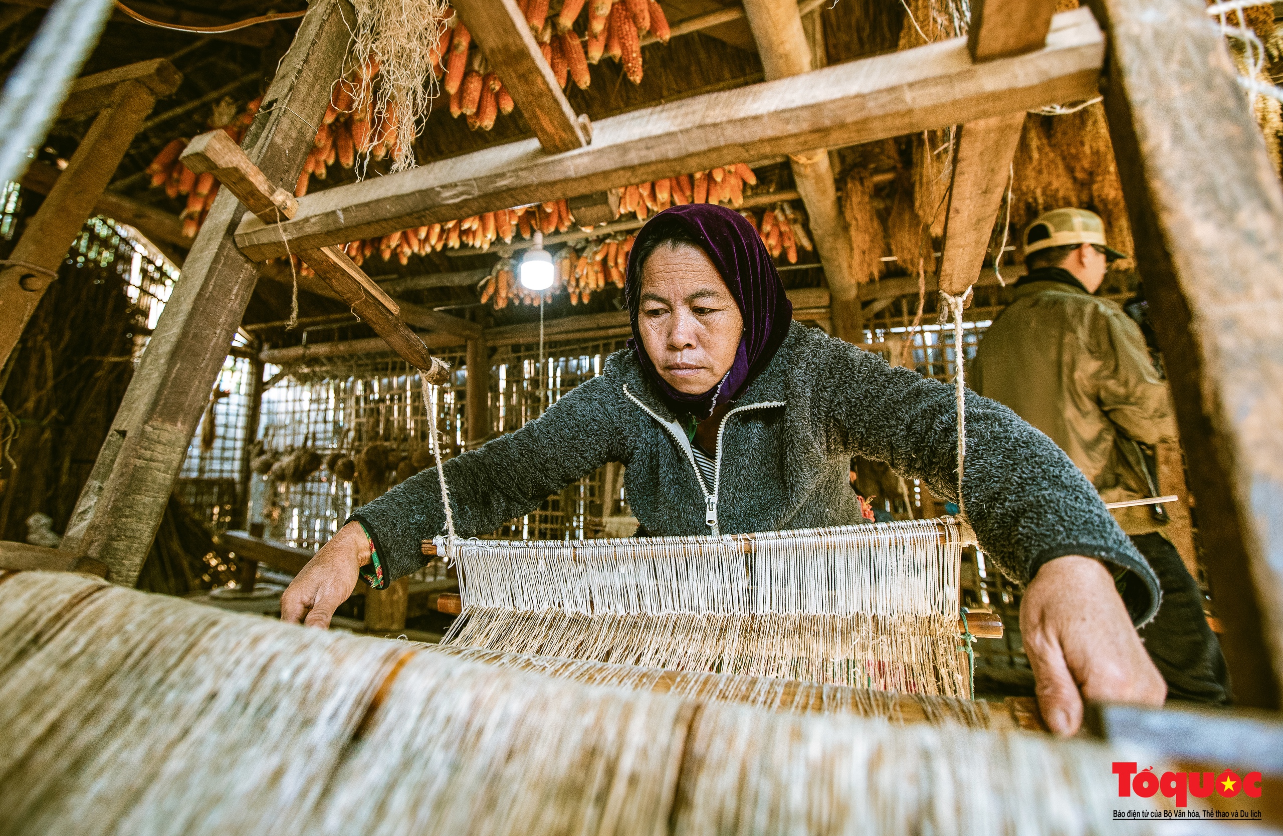 Làng dệt lanh Lùng Tám - Sắc màu rực rỡ nơi cao nguyên đá Hà Giang - Ảnh 11.