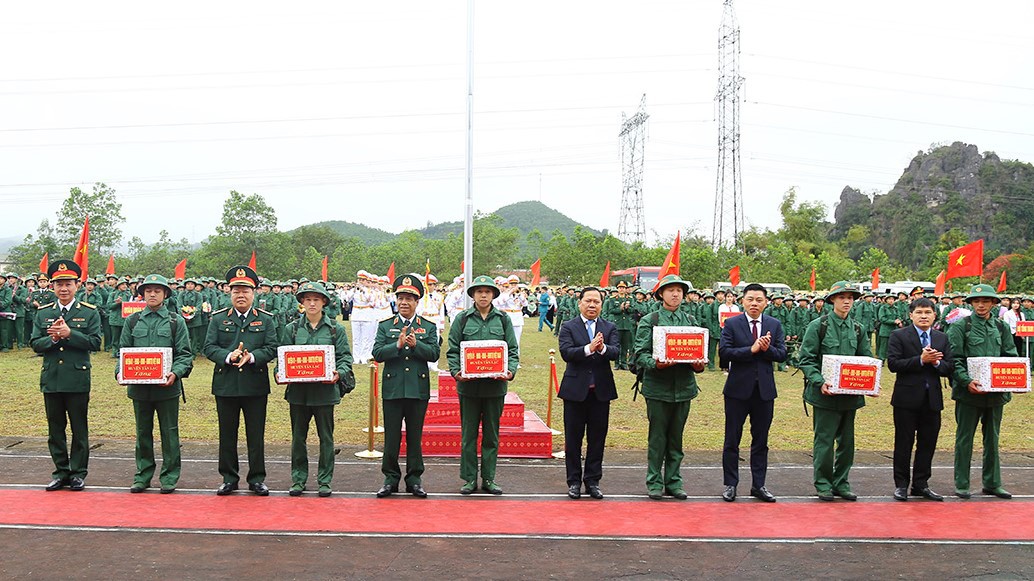 Hàng ngàn tân binh ở Hòa Bình, Khánh Hòa lên đường nhập ngũ ảnh 2