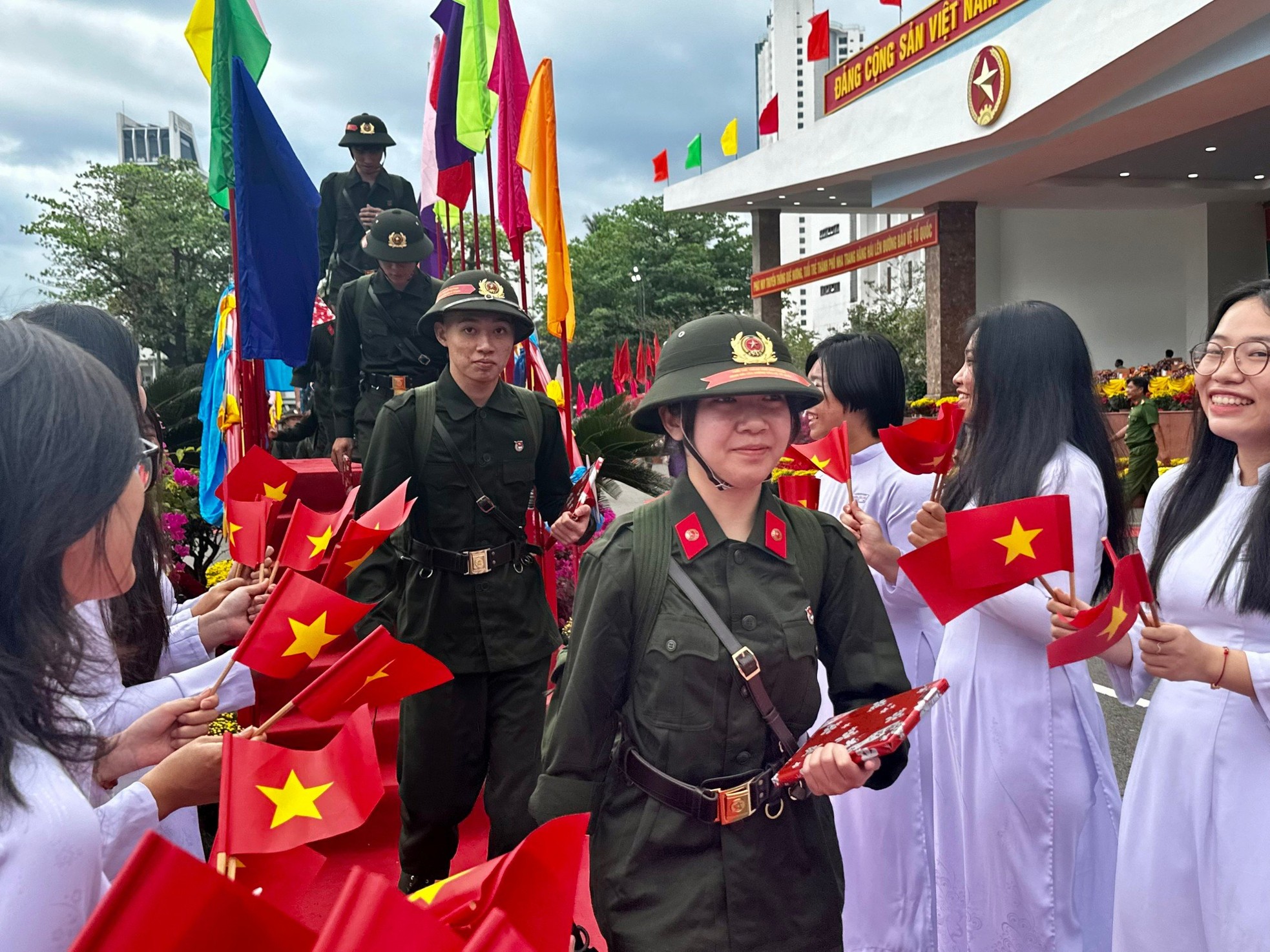 Hàng ngàn tân binh ở Hòa Bình, Khánh Hòa lên đường nhập ngũ ảnh 16