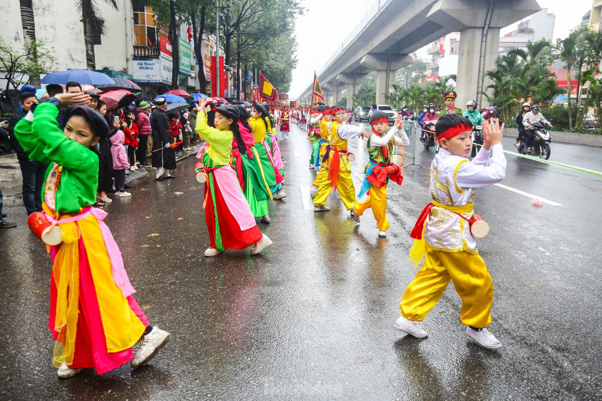 Người người chen nhau 'chui kiểu cầu may' giữa phố Hà Nội ảnh 2