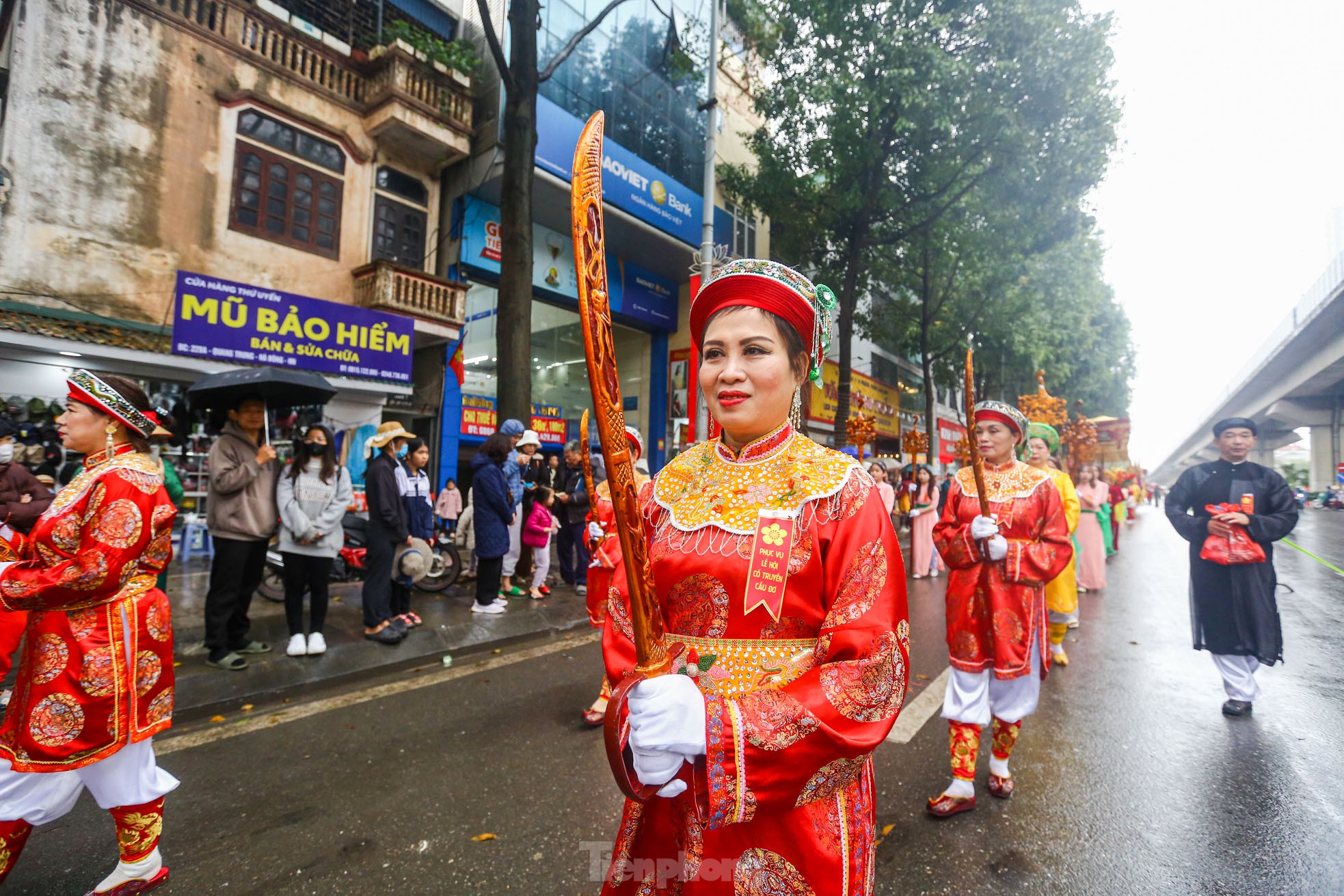 Người người chen nhau 'chui kiểu cầu may' giữa phố Hà Nội ảnh 3