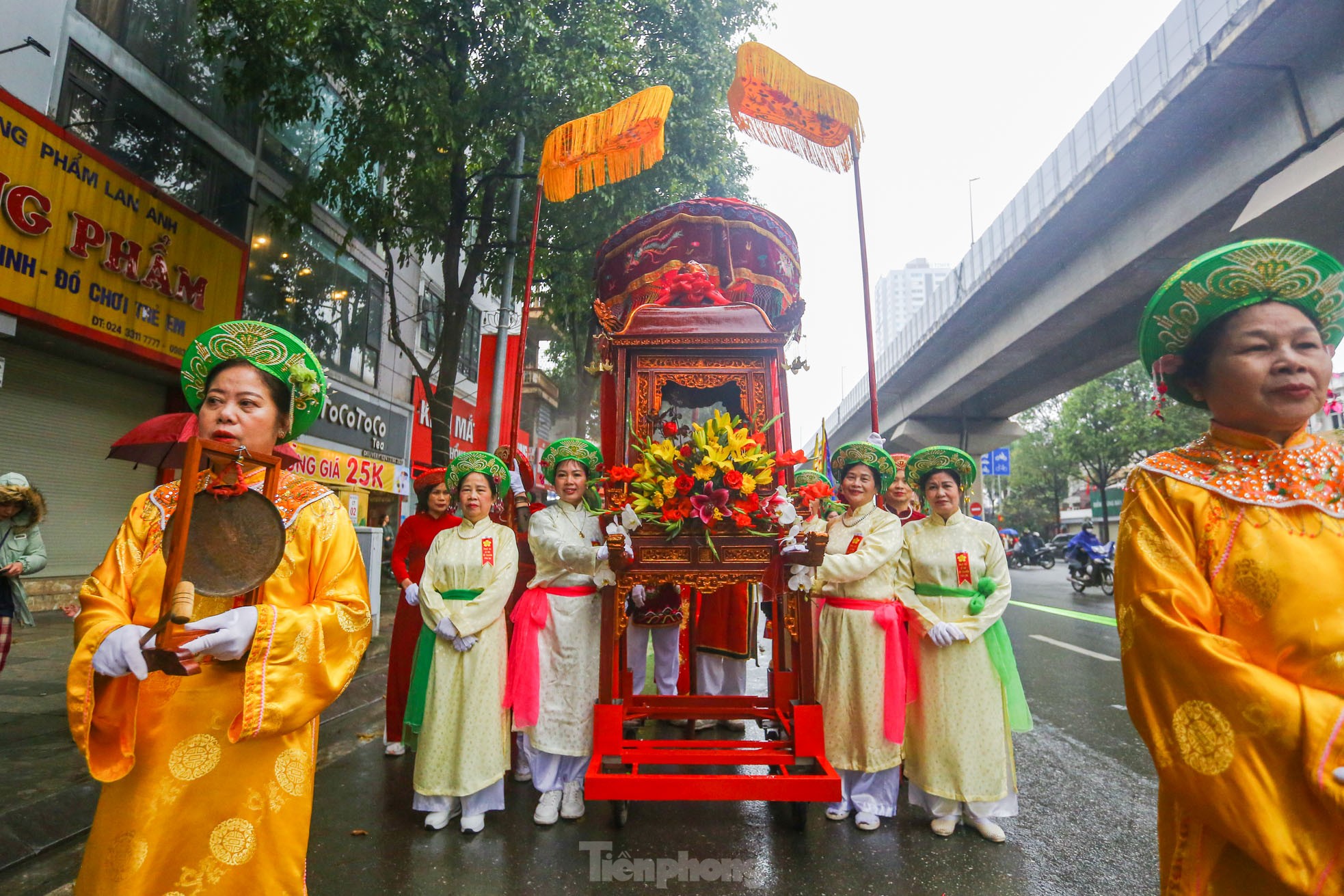 Người người chen nhau 'chui kiểu cầu may' giữa phố Hà Nội ảnh 4