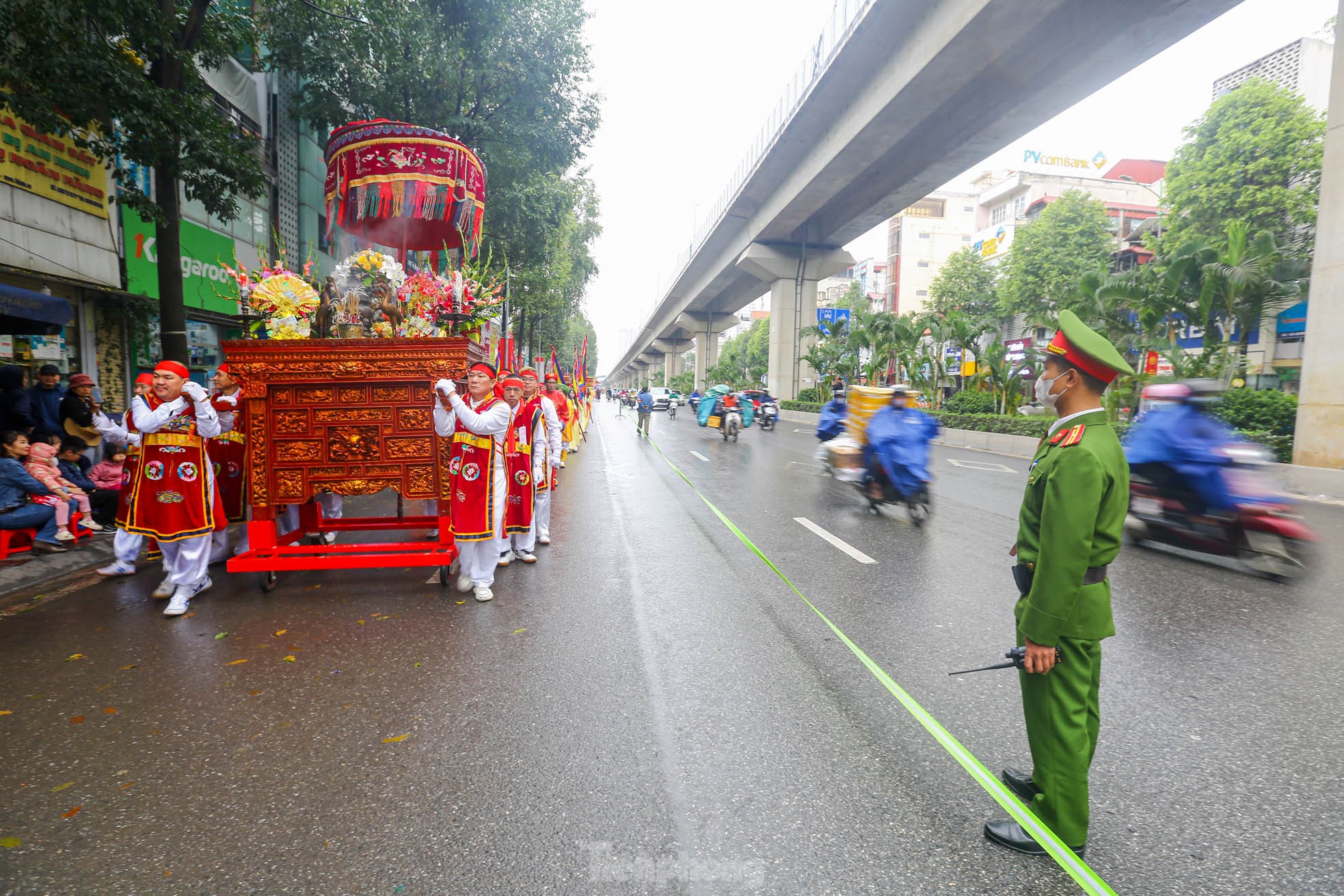 Người người chen nhau 'chui kiểu cầu may' giữa phố Hà Nội ảnh 11