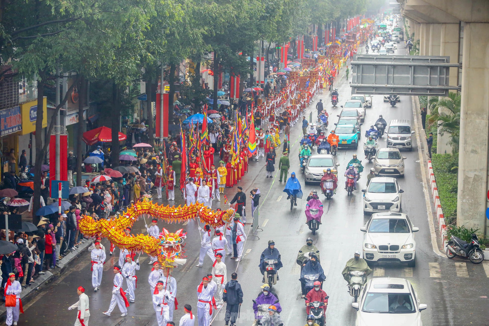 Người người chen nhau 'chui kiểu cầu may' giữa phố Hà Nội ảnh 13