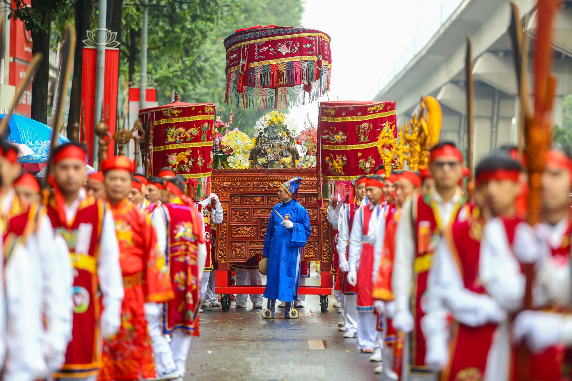 Người người chen nhau 'chui kiểu cầu may' giữa phố Hà Nội ảnh 16