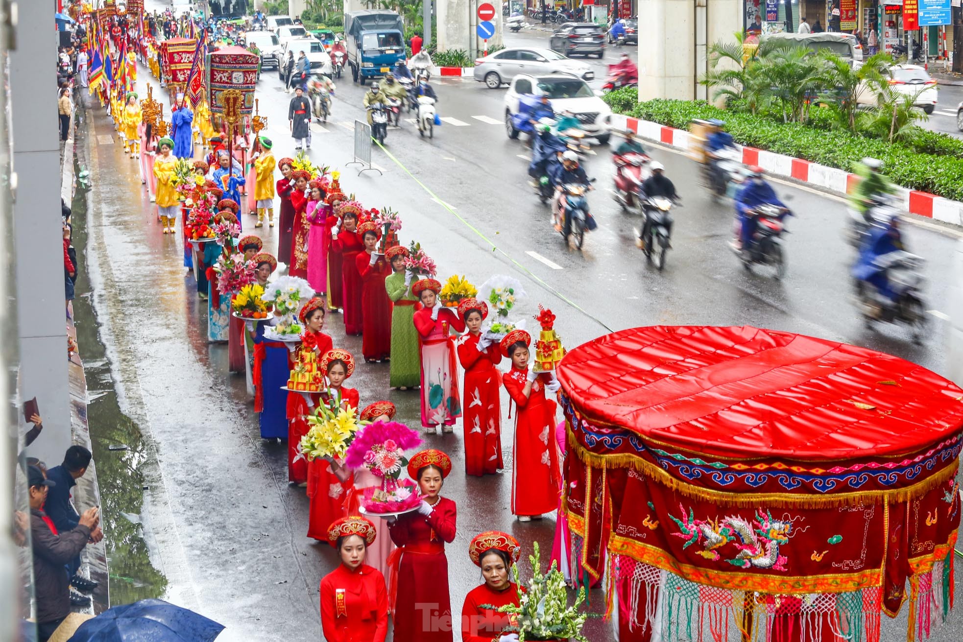 Người người chen nhau 'chui kiểu cầu may' giữa phố Hà Nội ảnh 30