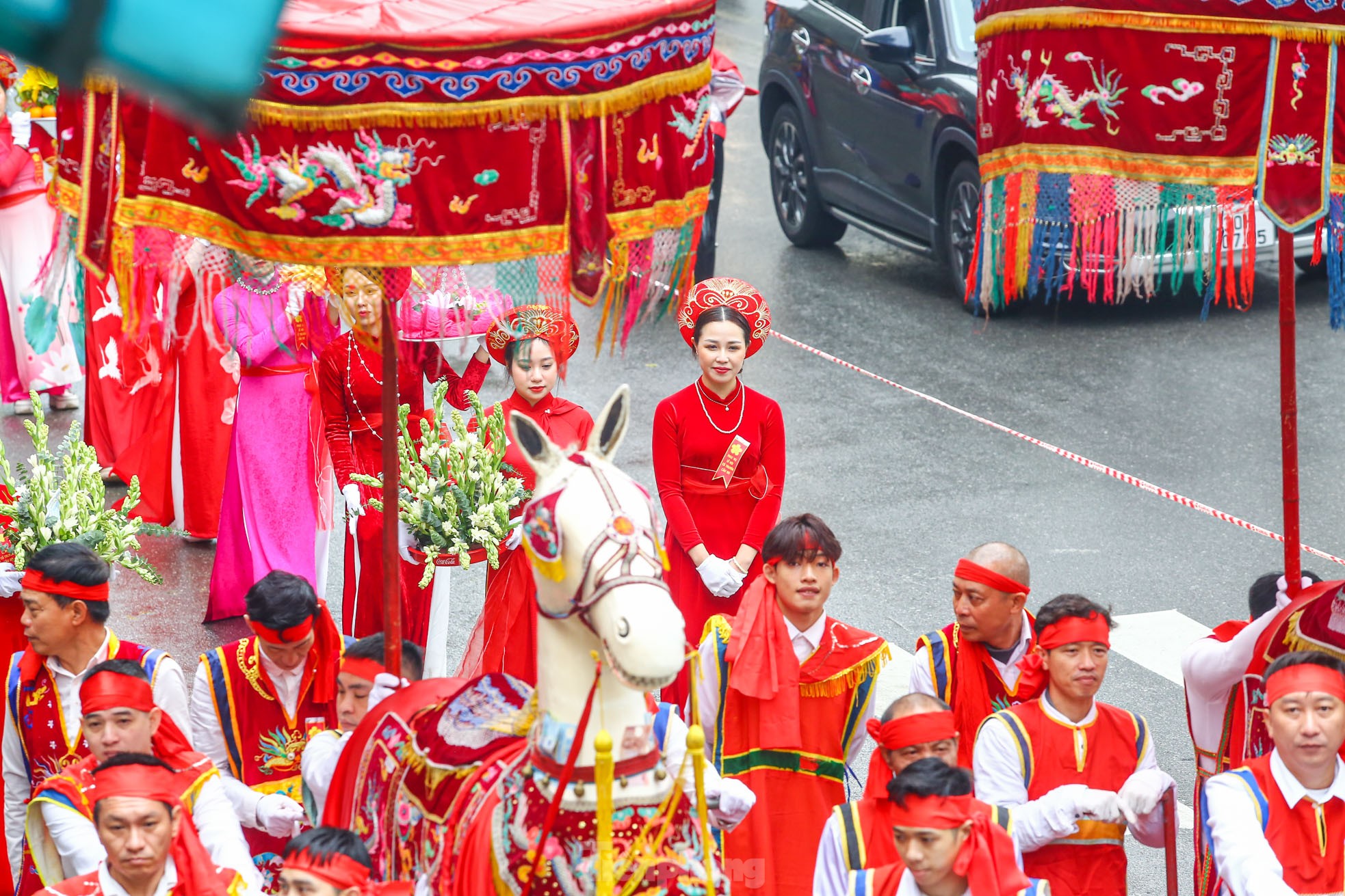 Người người chen nhau 'chui kiểu cầu may' giữa phố Hà Nội ảnh 32