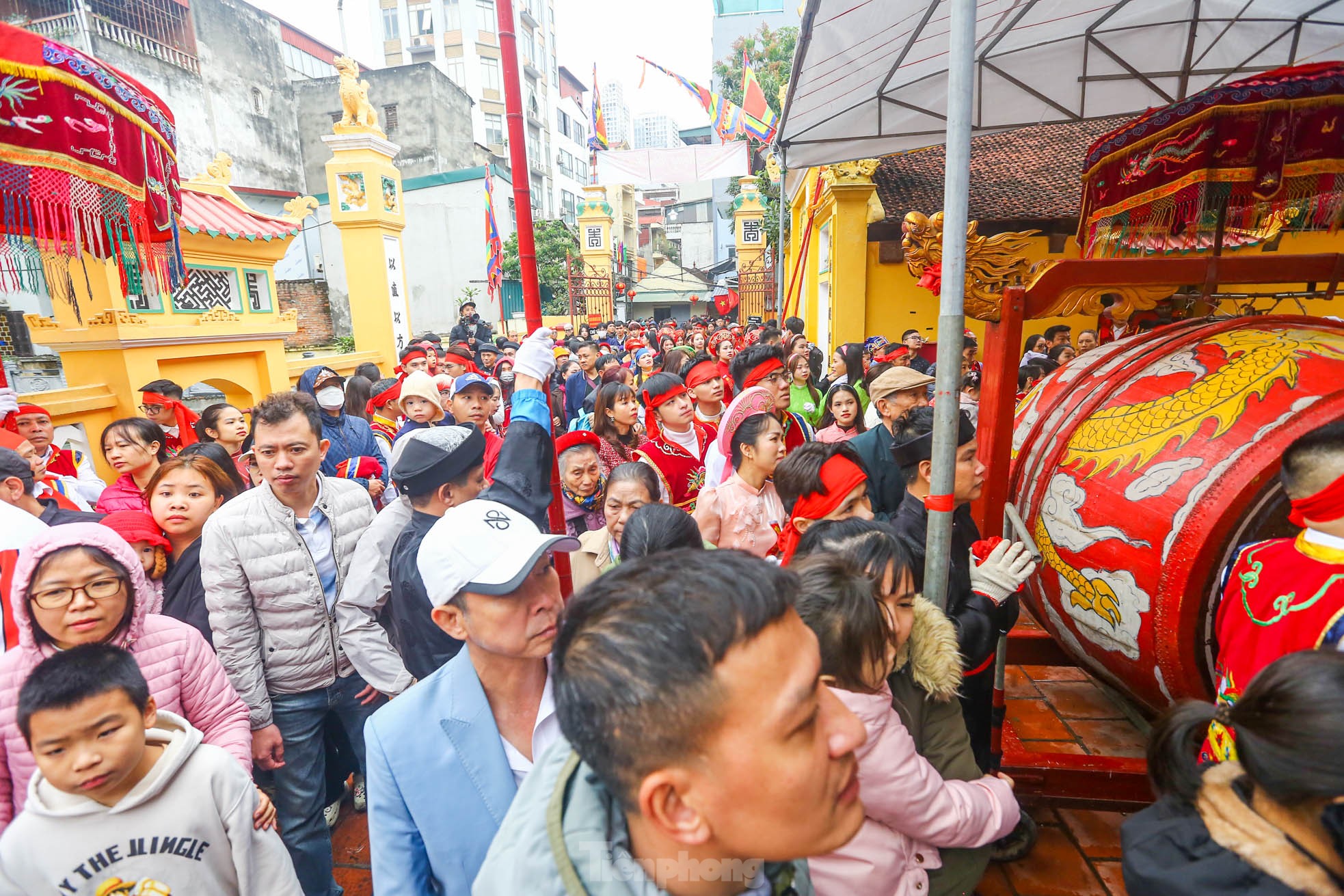 Người người chen nhau 'chui kiểu cầu may' giữa phố Hà Nội ảnh 39