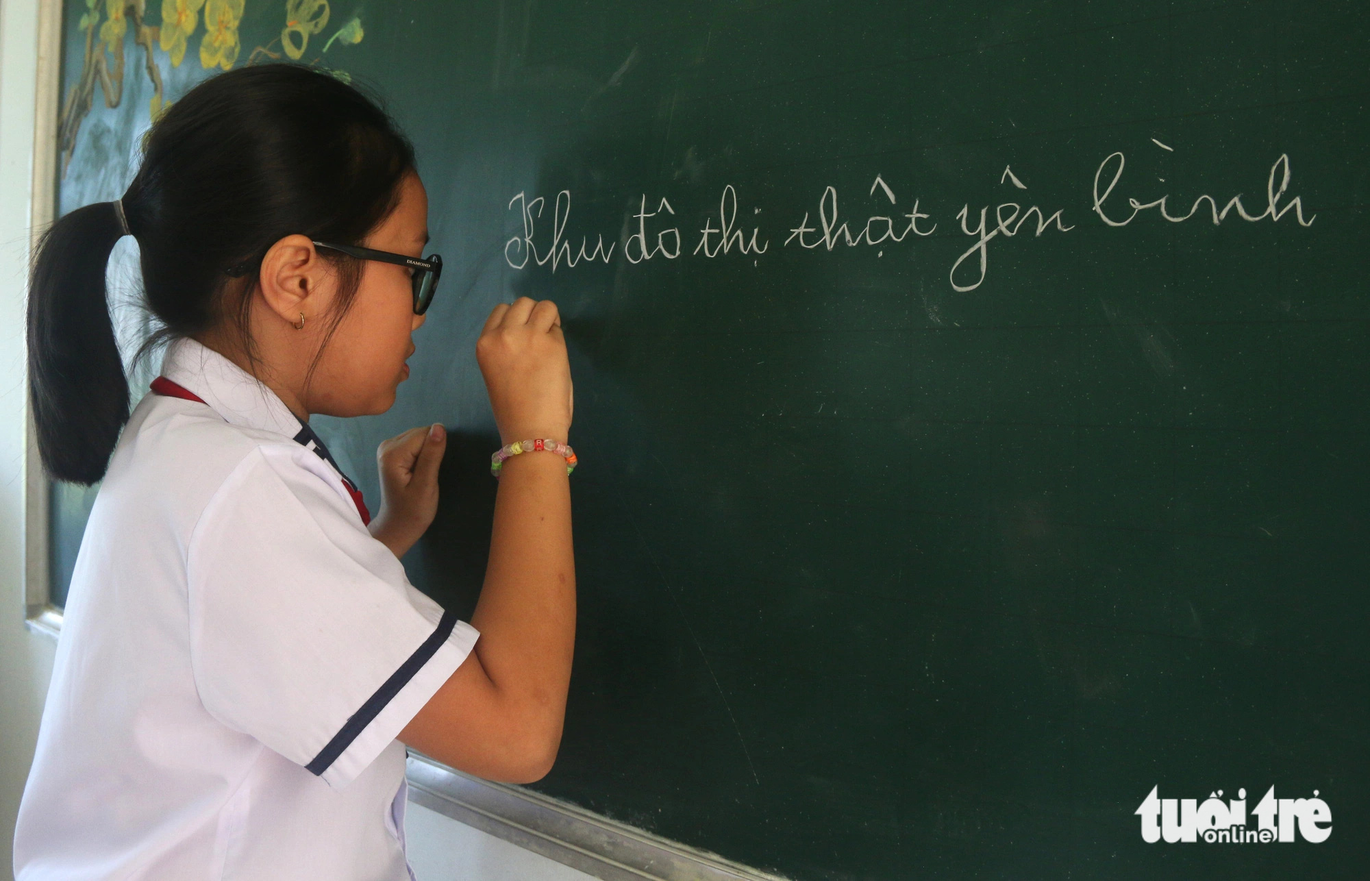 Ở trường Phương là một học sinh ngoan, hiền, luôn tham gia tích cực các phong trào của trường và lực học rất tốt. Trong ảnh là Phương đang học tại trường sau khi trao đi một 'góc con người' để hiến tặng cho những bệnh nhân ung thư - Ảnh: NGUYỄN HOÀNG