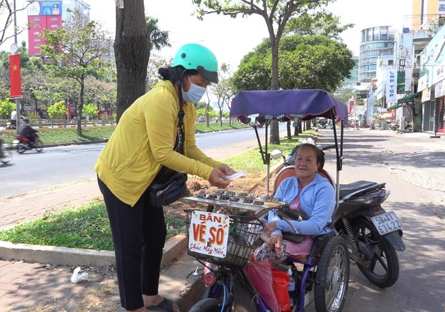 Lao động vất vả mưu sinh dưới nắng nóng 38 độ C ảnh 3