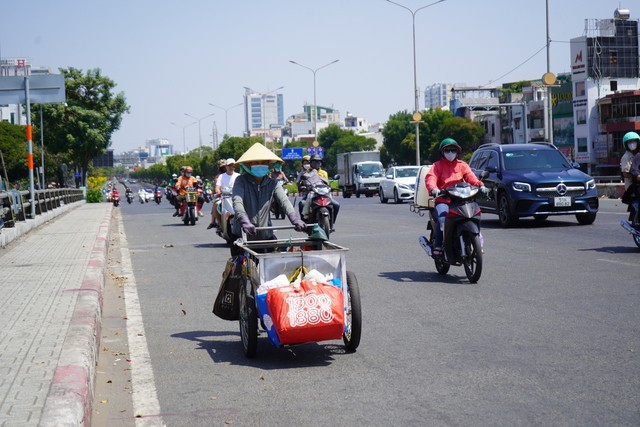 Lao động vất vả mưu sinh dưới nắng nóng 38 độ C ảnh 4