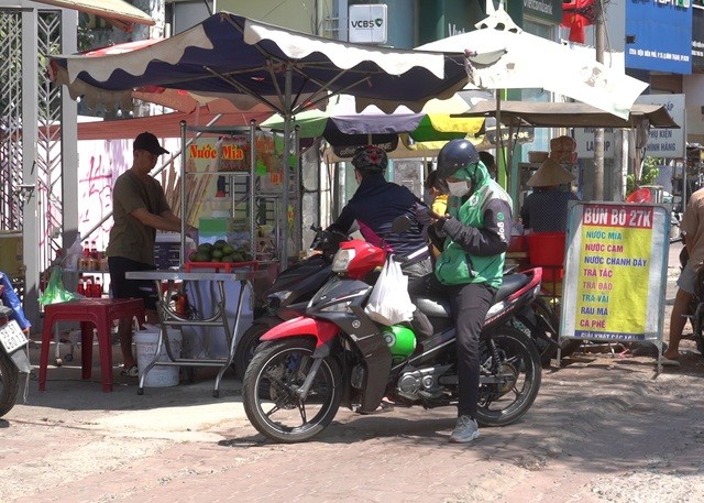 Lao động vất vả mưu sinh dưới nắng nóng 38 độ C ảnh 5