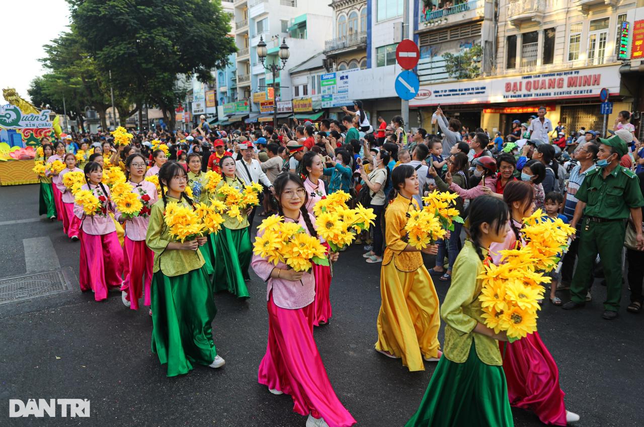 Tiên nữ xuống phố hòa vào Lễ hội Tết Nguyên tiêu ở TPHCM - 8