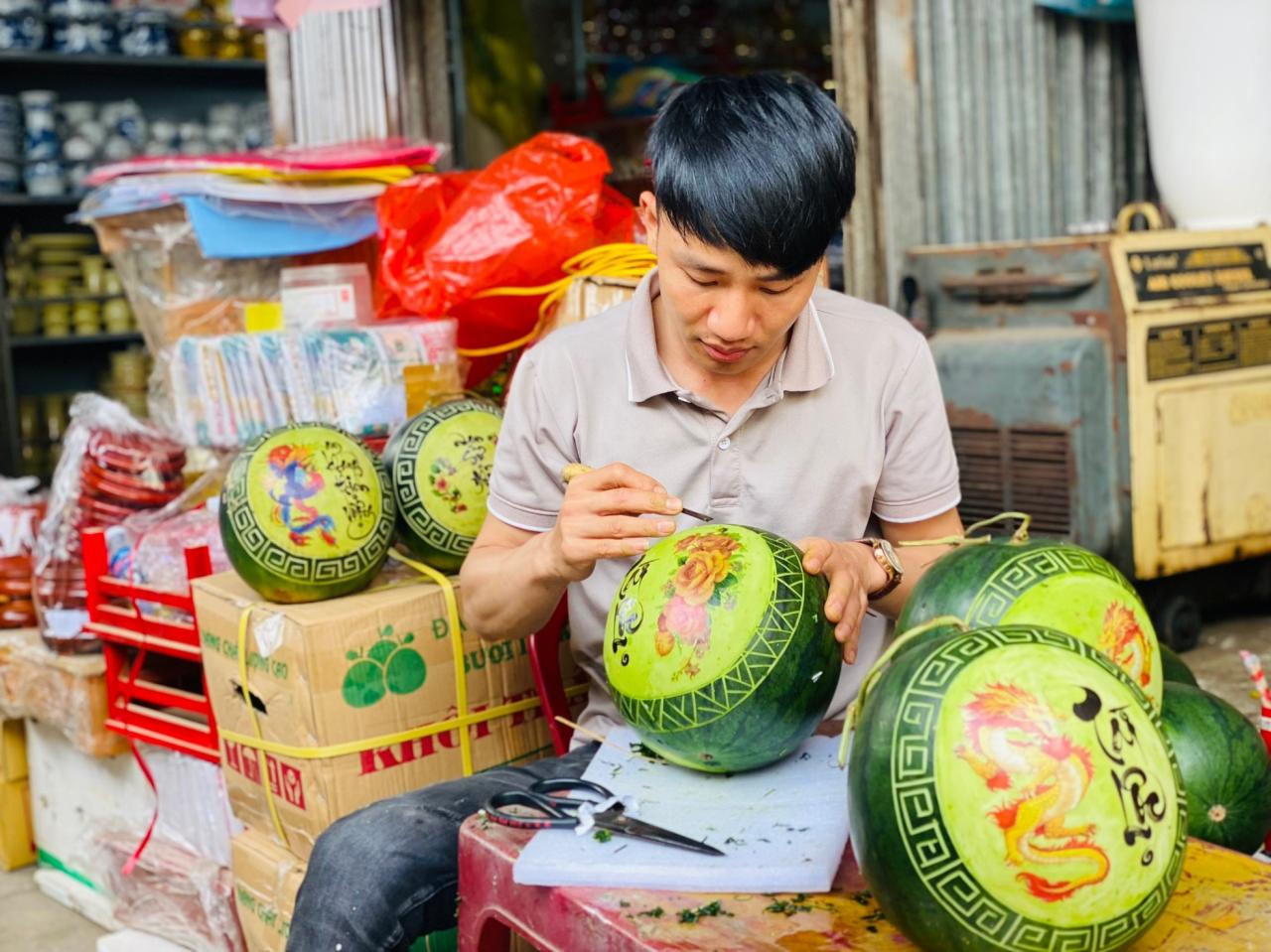 Dưa hấu tỉa thành hình rồng vàng, giá cao vẫn đắt khách ảnh 1