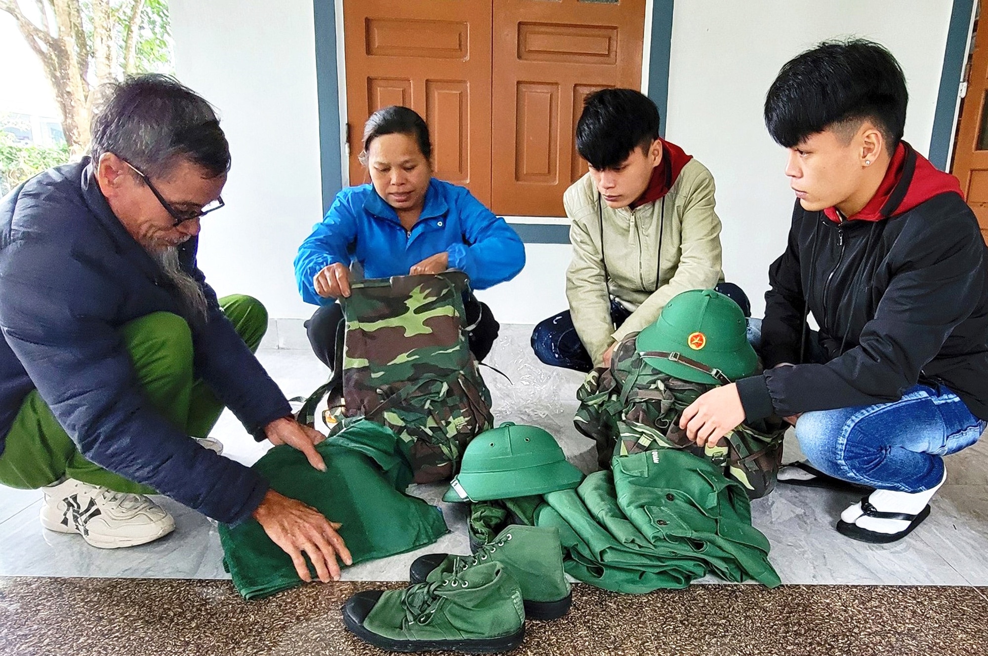 Ba mẹ hỗ trợ hai con trai sinh đôi Phạm Công Anh - Phạm Công Nhật sắp xếp tư trang chuẩn bị nhập ngũ - Ảnh: XUÂN LIỆU