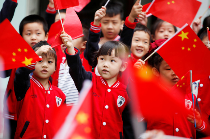 Trẻ em Hàng Châu vẫy quốc kỳ Trung Quốc khi tham gia một buổi lễ ngày 29/9/2017. Ảnh: Reuters