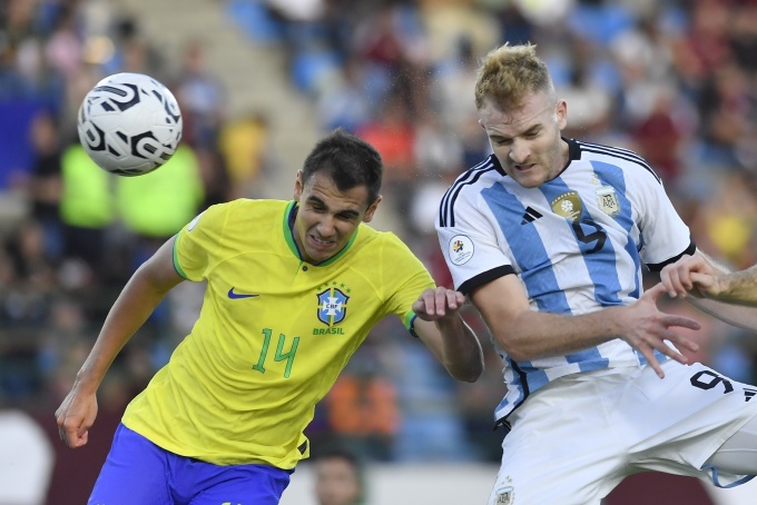 Tiền đạo Luciano Gondou (số 9) đánh đầu ghi bàn giúp Argentina hạ Brazil 1-0 trong trận vòng loại bóng đá nam Olympic 2024 khu vực Nam Mỹ trên sân Brigido Iriarte, Caracas, Venezuela ngày 11/2. Ảnh: AP