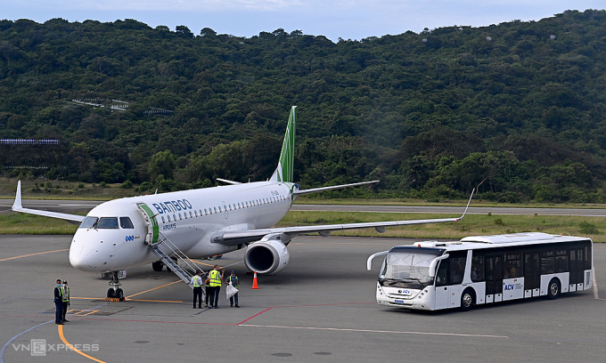 Tàu bay Embraer của Bamboo Airways phục vụ chuyến bay thương mại đầu tiên từ Hà Nội đi Côn Đảo hồi tháng 9/2020. Ảnh: Giang Huy