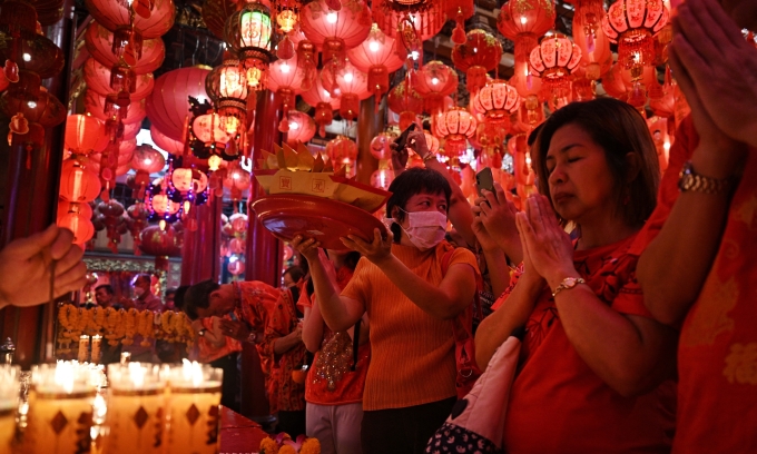 Người dân đi lễ chùa ở Chinatown, Bangkok, Thái Lan, ngày 10/2. Ảnh: AFP