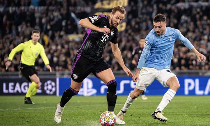 Tiền đạo Bayern Kane đi bóng trong trận thua Lazio 0-1 trên sân Olimpico, Roma, Italy ngày 14/2. Ảnh: fcbayern.com