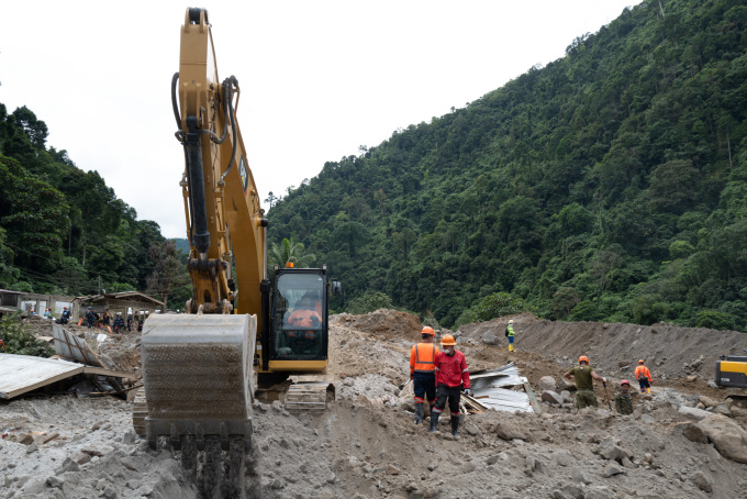 Đội cứu hộ sử dụng máy móc hạng nặng để tìm kiếm người mất tích ở làng Masara, tỉnh Davao, Philippines ngày 8/2. Ảnh: AFP