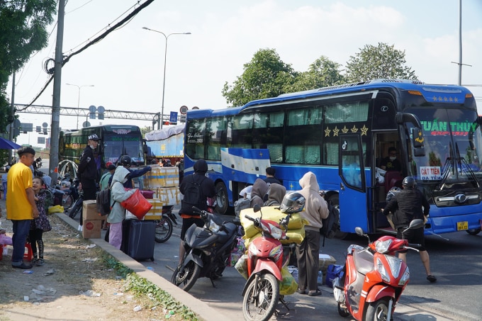 Khách chờ đón xe trên quốc lộ 1, đoạn gần ngã tư Linh Xuân, cuối tháng 1/2024. Ảnh: Gia Minh