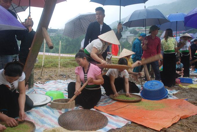 Sàng, sảy cốm. Ảnh: Nguyễn Tuấn Anh.