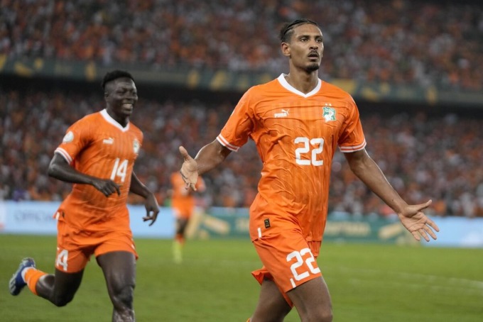 Haller (phải) mừng bàn ấn định chiến thắng 2-1 trong trận chung kết AFCON 2024 giữa Bờ Biển Ngà và Nigeria tối 11/2 tại Abidjan, Bờ Biển Ngà. Ảnh: AP