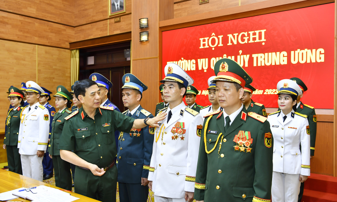 Đại tướng Phan Văn Giang, Bộ trưởng Quốc phòng cho ý kiến vào các sản phẩm mẫu thử nghiệm quân phục tháng 7/2023. Ảnh: Báo Quân đội nhân dân