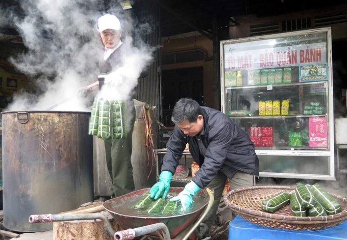 Bí quyết để bánh chưng Bờ Đậu thơm ngon nức tiếng là do nguyên liệu được chọn lọc kỹ, bánh gói chặt tay và luộc dền. Ảnh: Phạm Hiếu.