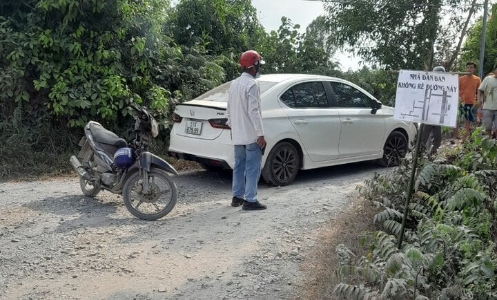 Ông Thành (áo trắng) bắn chỉ thiên để ngăn cản vụ cự cãi vì va chạm giao thông.