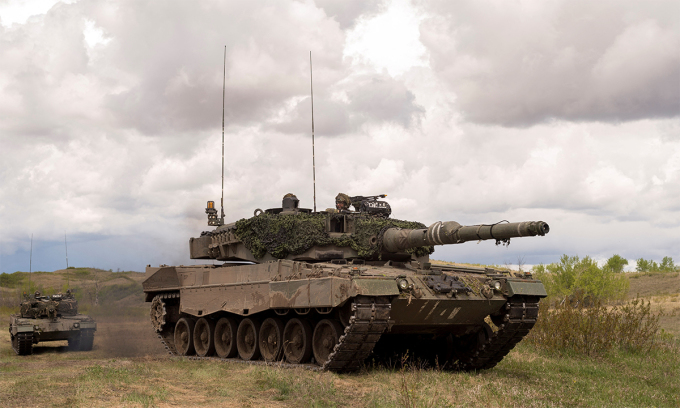 Xe tăng Leopard 2A4 Canada diễn tập tại Wainwright, Alberta tháng 5/2017. Ảnh: Reuters