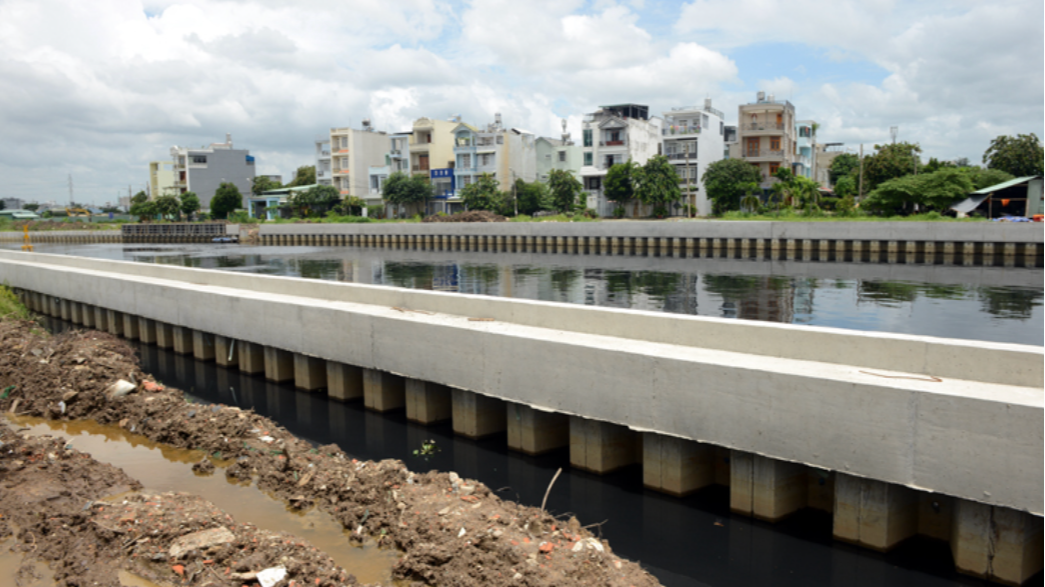 Chân lấm tay bùn trên công trường tuyến kênh dài nhất TP.HCM ngày Tết- Ảnh 6.