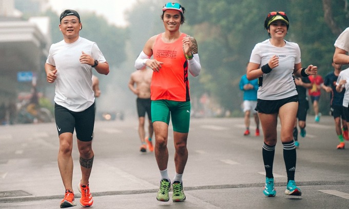 Một nhóm runner chạy dài vào sáng thứ 7 hàng tuần tại hồ Hoàn Kiếm, Hà Nội. Ảnh: Hanoinromeyes