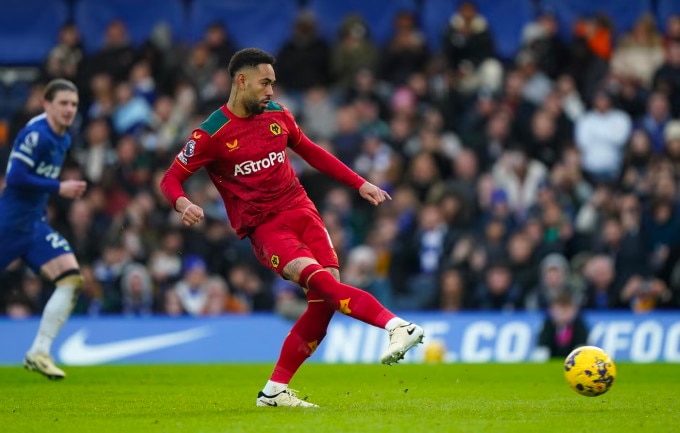 Tiền đạo Matheus Cunha sút phạt đền trong trận Wolverhampton thắng Chelsea 4-2 trên sân Stamford Bridge, thành phố London, vòng 23 Ngoại hạng Anh ngày 4/2/2024. Ảnh: PA