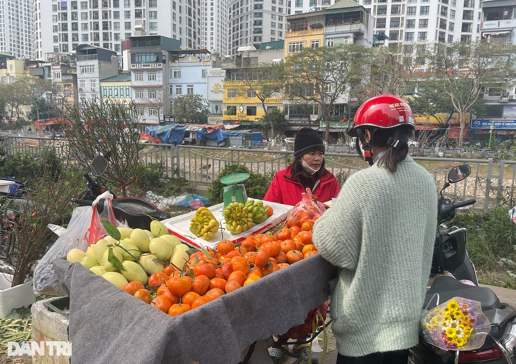 Chợ trưa 30 Tết: Giá mềm hơn, 300.000 đồng là đủ sắm cả mâm ngũ quả - 1