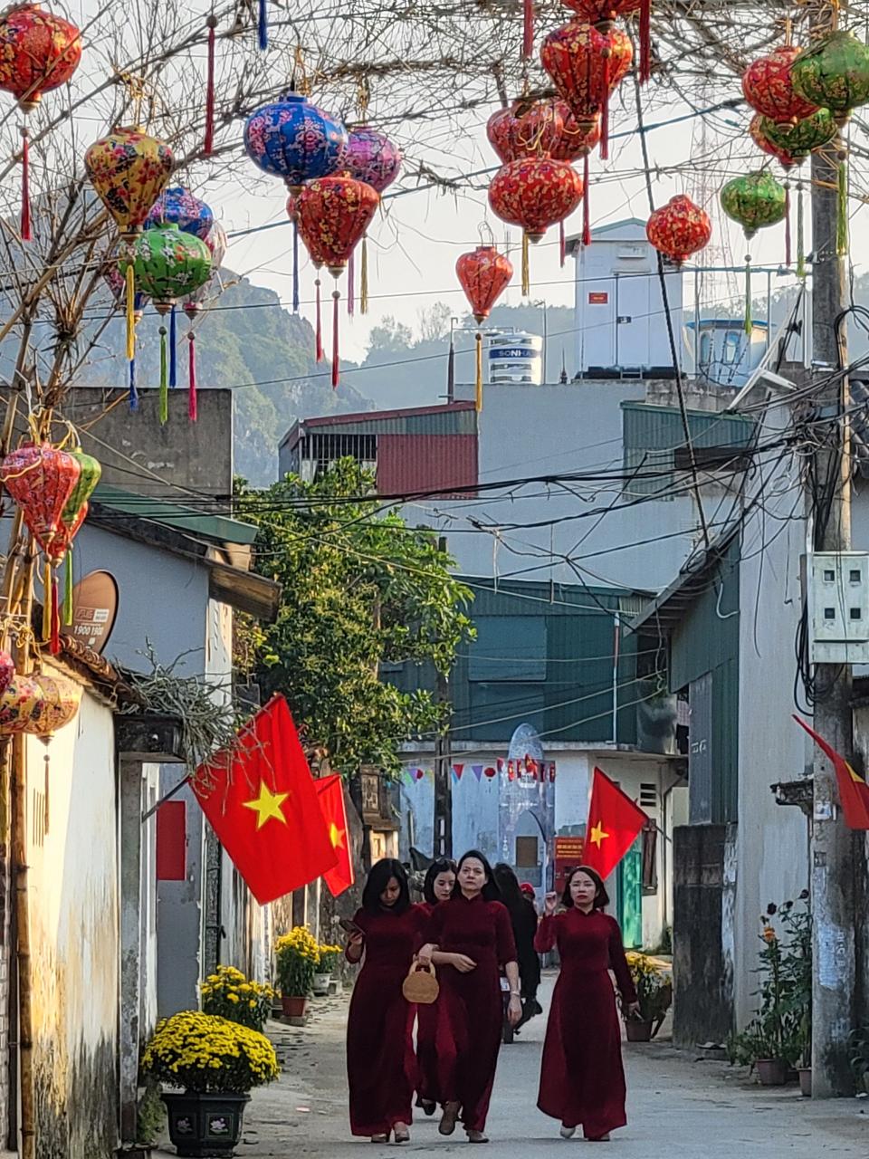 Dịp Tết Giáp Thìn có tiết trời thuận lợi cùng nhiều hoạt động du lịch hấp dẫn tại làng cổ Đông Sơn, thu hút du khách và người dân các vùng lân cận về vui chơi. 