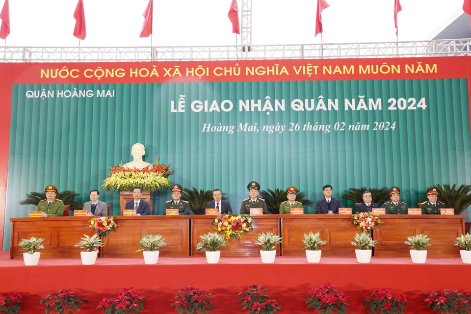 C&aacute;c đại biểu tham dự lễ giao nhận qu&acirc;n năm 2024 quận Ho&agrave;ng Mai.