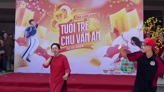 Cô hiệu phó hát rap trong hội trại xuân