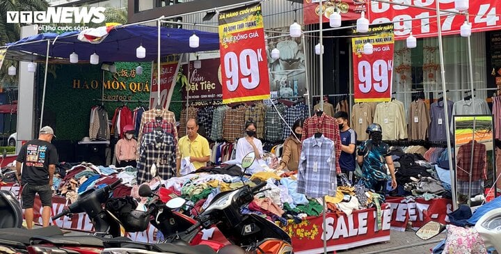 Les vêtements abordables, à moins de 100 000 VND/pièce, sont choisis par de nombreuses personnes.