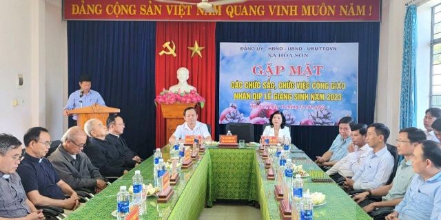 Lãnh đạo xã Hòa Sơn gặp mặt các chức sắc, chức việc công giáo nhân dịp lễ Giáng sinh năm 2023.