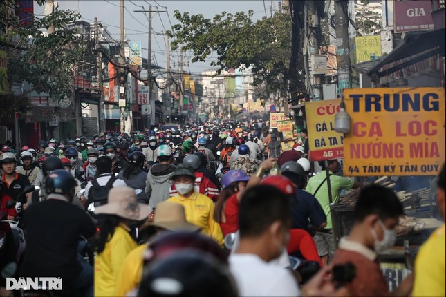 Dân văn phòng khốn khổ đi làm ngày vía Thần Tài ảnh 1