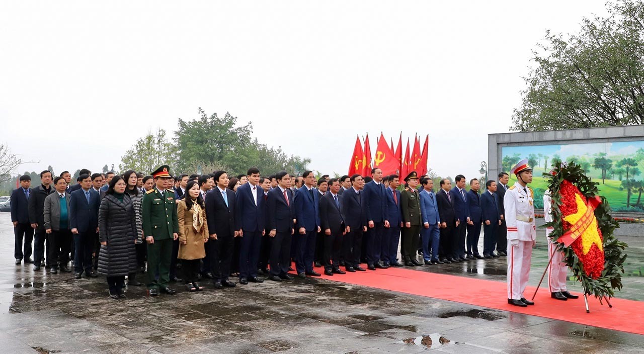 Các đại biểu đến đặt vòng hoa mang dòng chữ “Đời đời ghi nhớ công ơn các Vua Hùng đã có công dựng nước” tại Lăng Hùng Vương. (Nguồn: TTXVN)