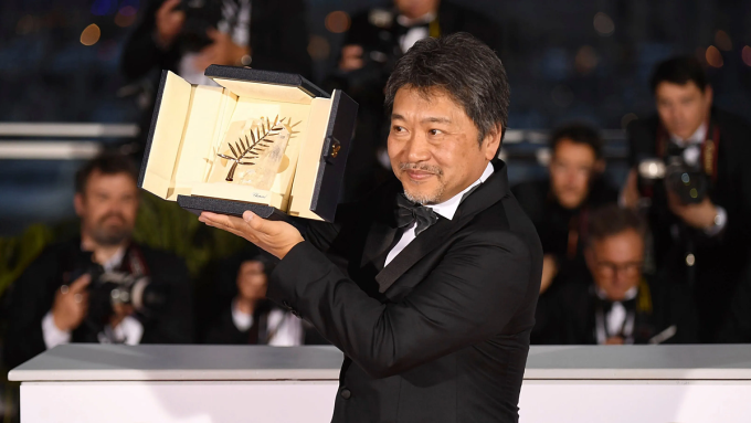 Hirokazu Kore-eda nhận giải Cành Cọ Vàng Liên hoan phim Cannes 2018. Ảnh: AP