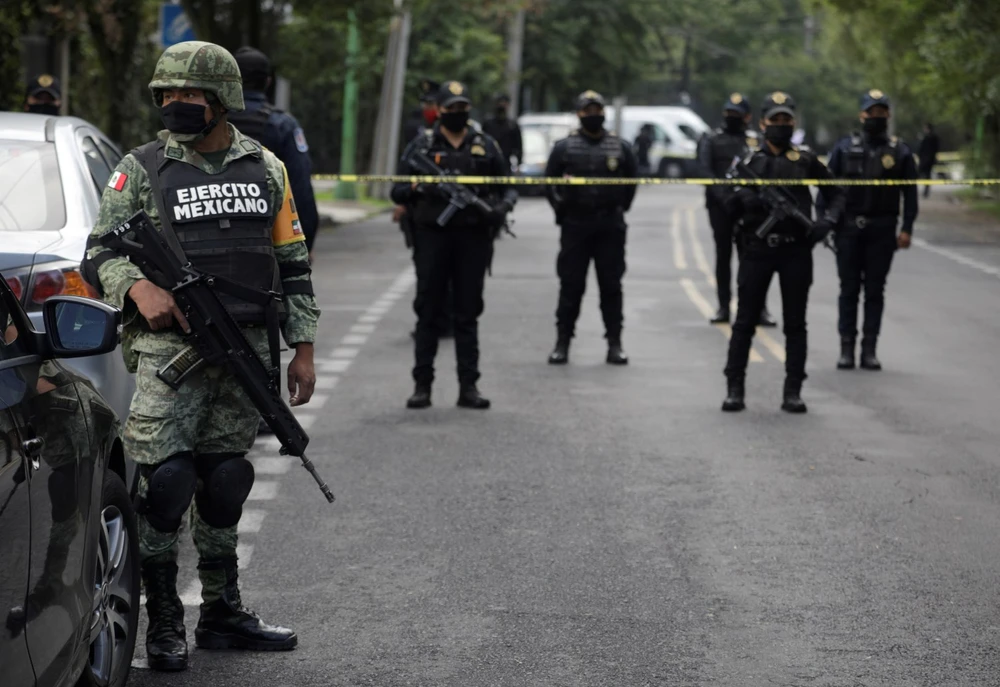 Cảnh sát Mexico canh gác tại Mexico City. Ảnh: REUTERS 