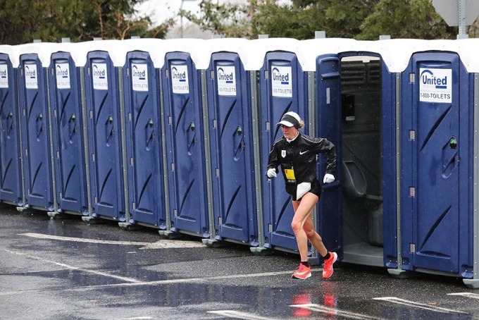 Runner trở lại đường chạy sau khi ghé nhà vệ sinh tại Boston Marathon 2018. Ảnh: Boston Marathon