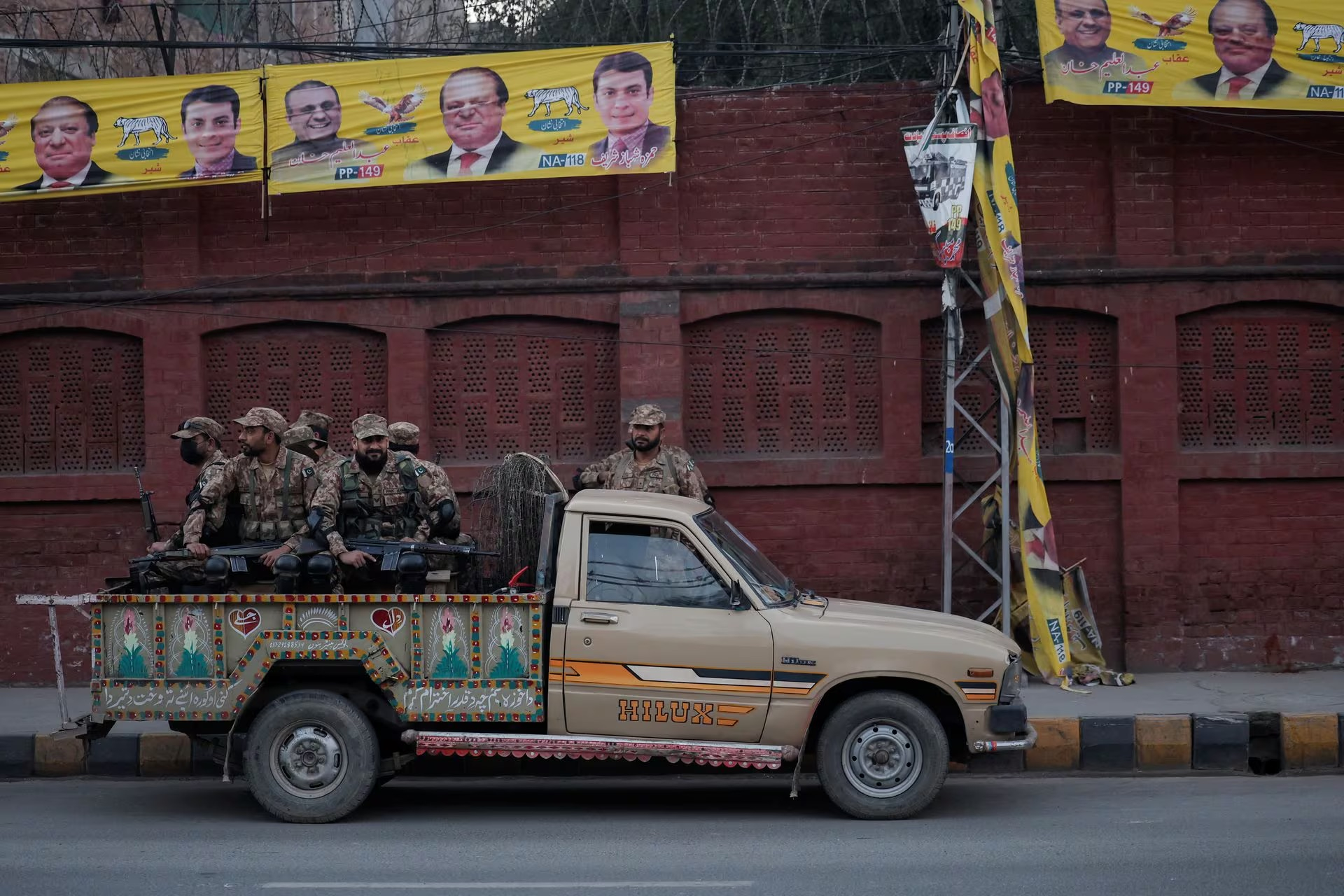 bau cu pakistan dich vu dien thoai di dong tam ngung hinh 1